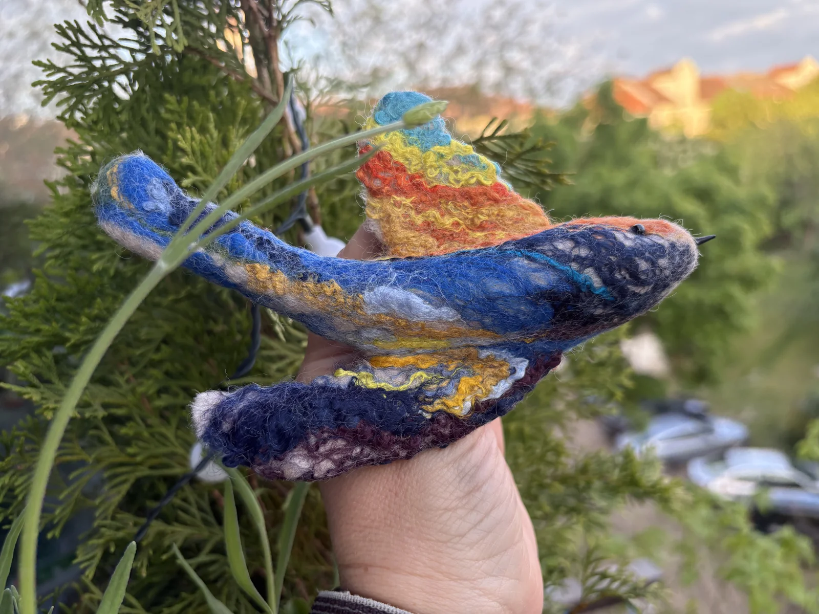 Pasăre Albastră cu Aripi Multicolore
